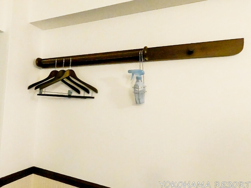 ハンガーバーにかかるハンガーと消臭スプレー