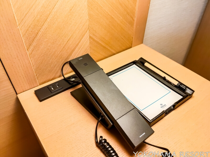 ベッドサイドの電話とメモ帳