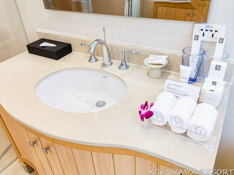 マスターベッドルームの洗面台