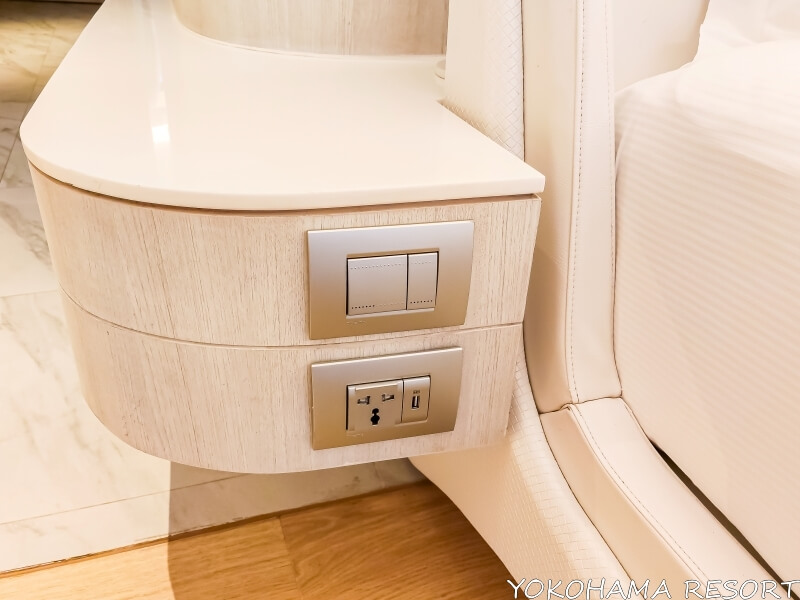 ベッドサイドのスイッチとコンセント