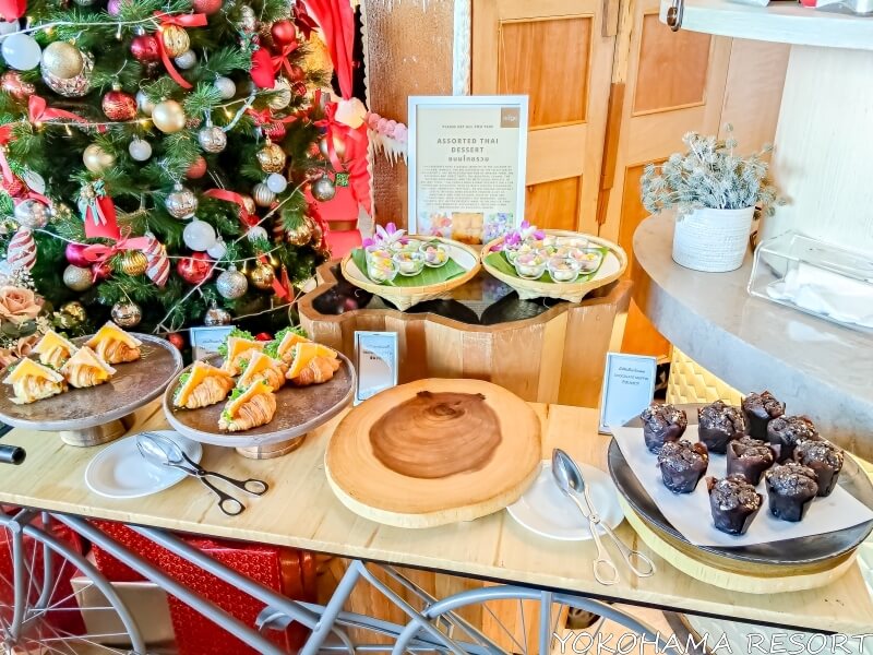 クロワッサンサンド、チョコレートマフィン。カラフルなタイのデザート