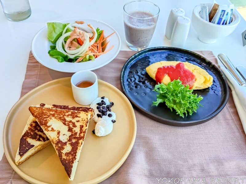 フレンチトースト、オムレツ、サラダ、スムージー