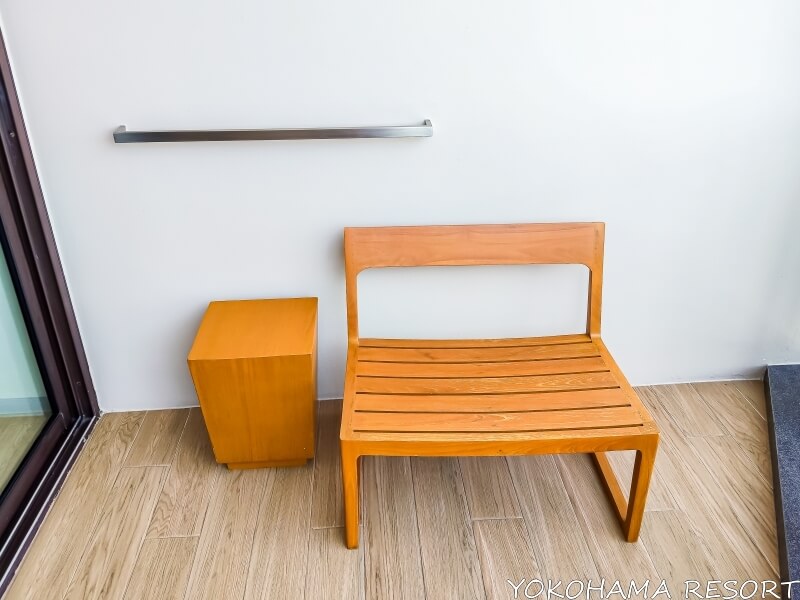 バルコニーのベンチとミニテーブル