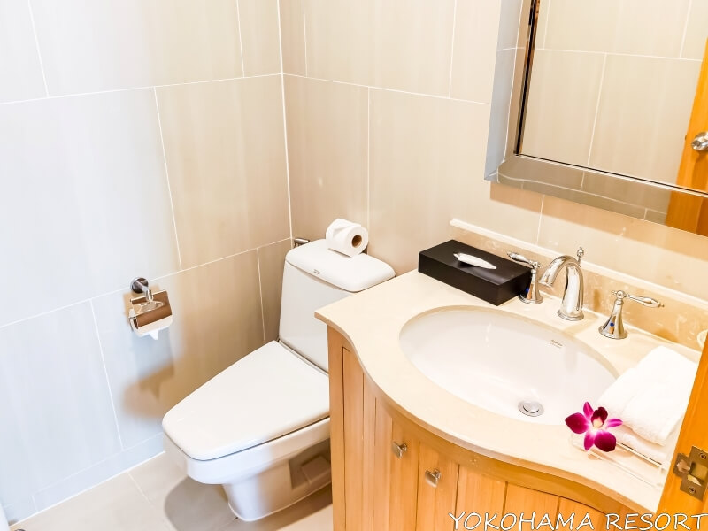 玄関そばの個室トイレ