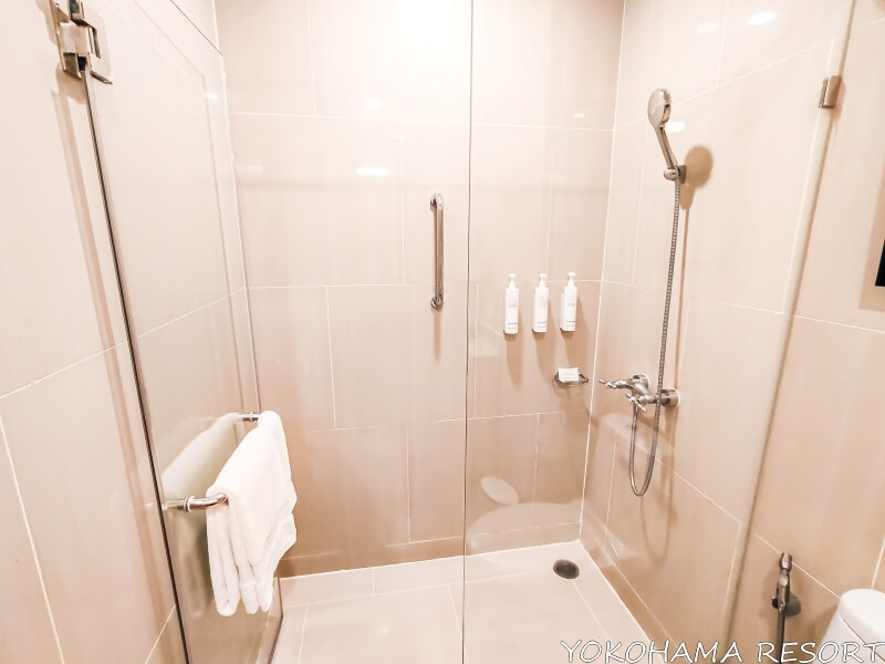 ゲストベッドルーム1のシャワーブース