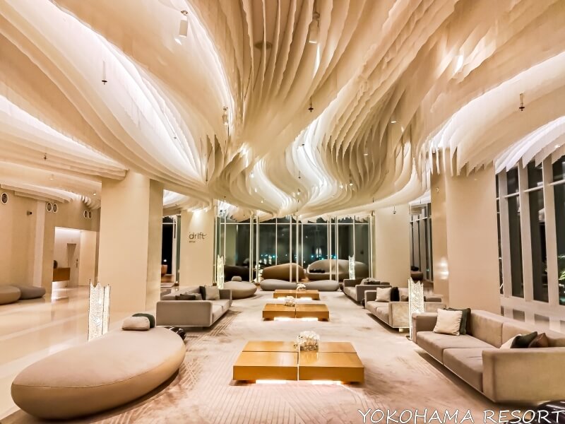 ロビーの天井の美しい装飾
