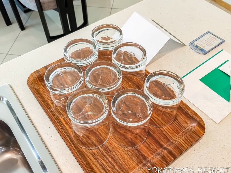 キッチン台に置かれたコップ