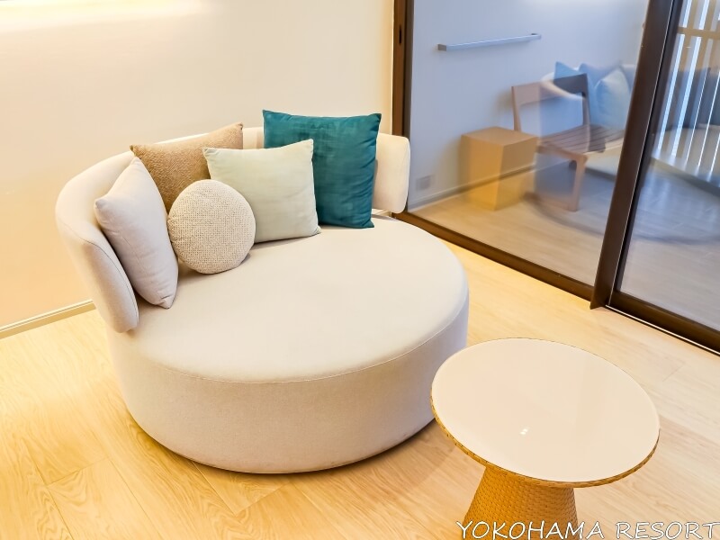 丸いソファーと丸テーブル