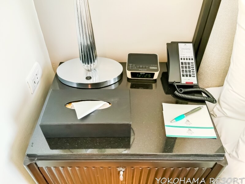 ゲストベッドルーム1のベッドサイド