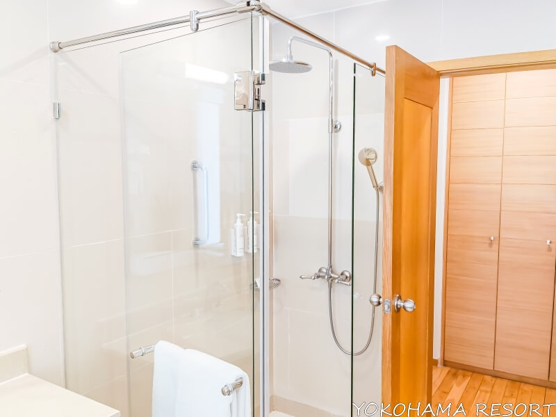 マスターベッドルームのシャワーブース