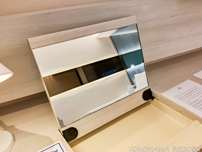 デスクに収納できるミラー