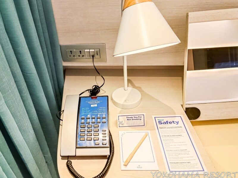 スタンドライトと電話