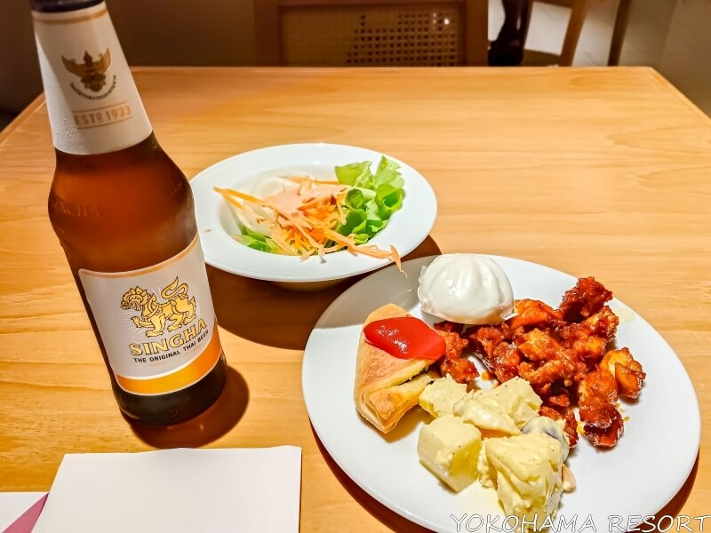 イブニングカクテルの料理とビール