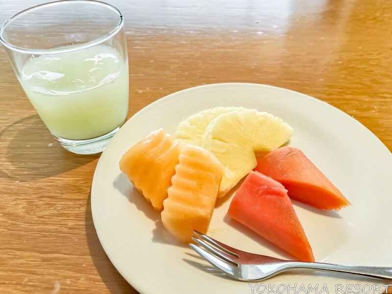 ジュースとカットフルーツ