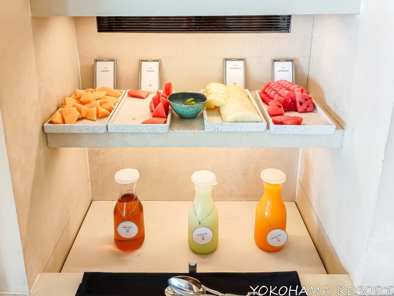 カットフルーツとフレッシュジュース