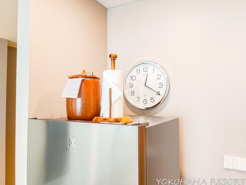冷蔵庫の上の時計、アイスペール、キッチンペーパー