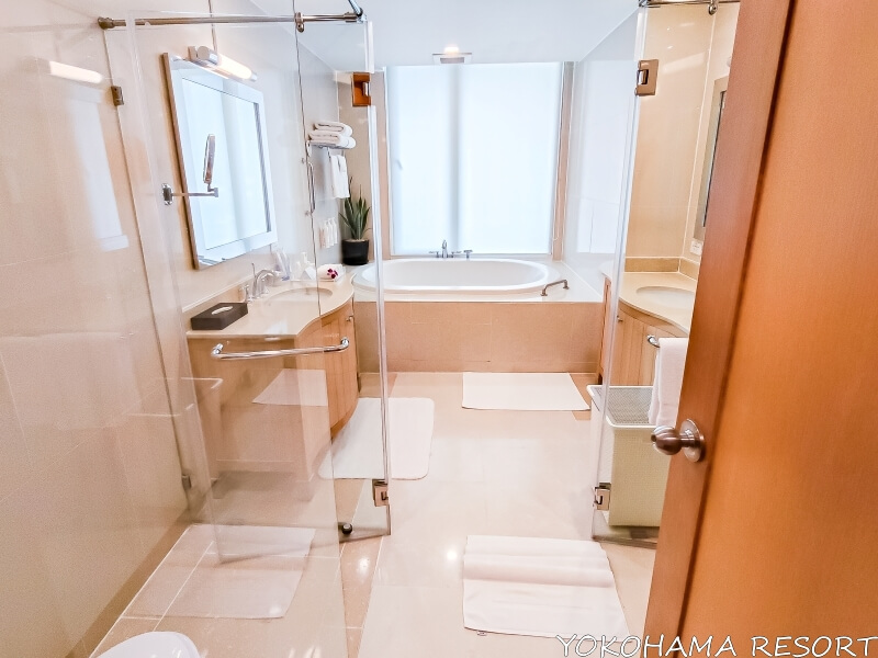 マスターベッドルームのバスルーム