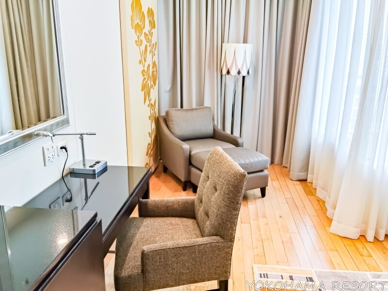 マスターベッドルームのデスクとソファー