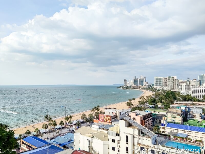 プールサイドからの海の眺望