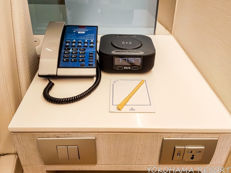 ベッドサイドのアラーム時計と電話