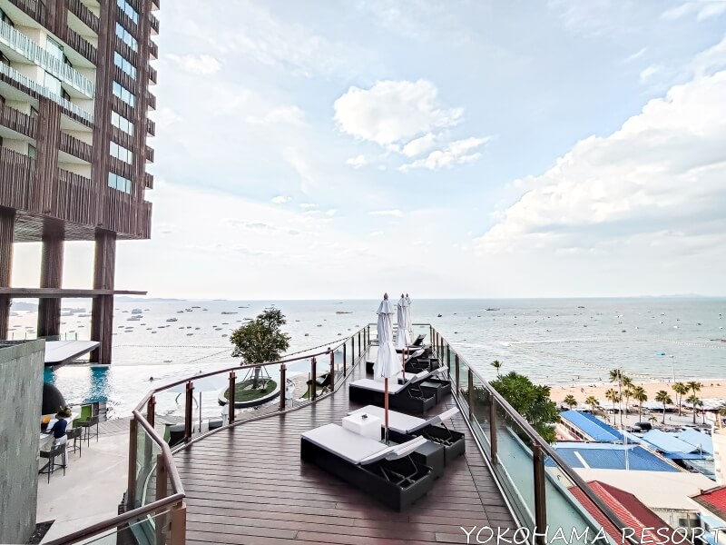 海に突き出たテラス