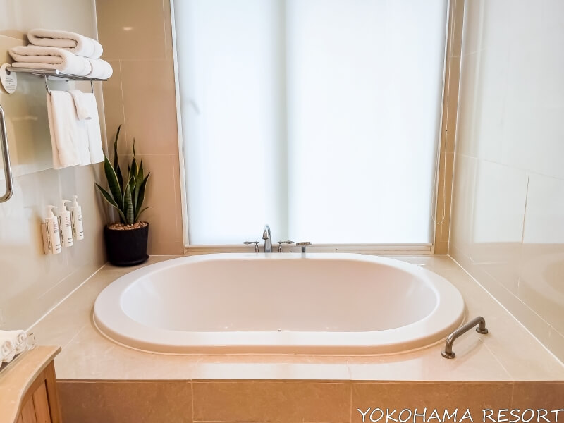 マスターベッドルームのバスタブ