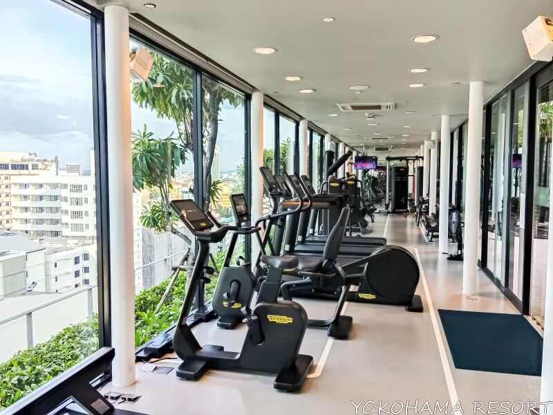 ヒルトン・パタヤのフィットネスセンター内部のマシーン