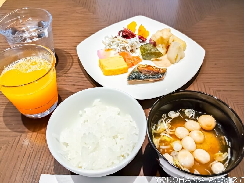 皿に盛り付けたフード