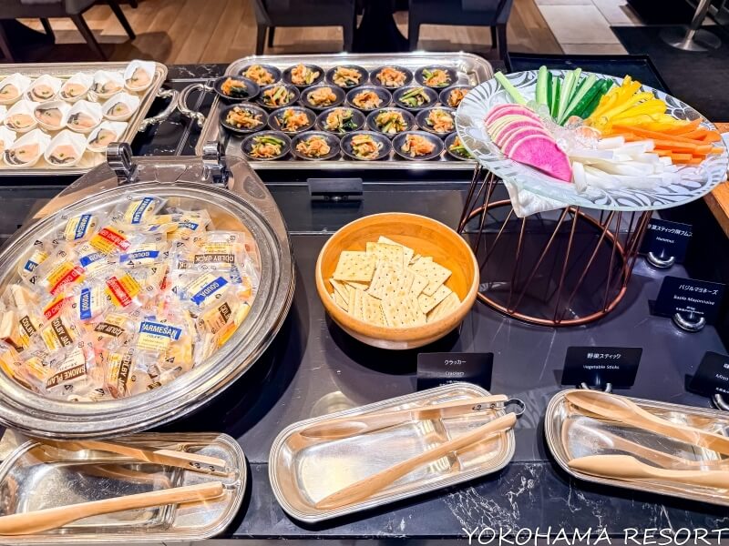 チーズ、クラッカー、野菜スティック