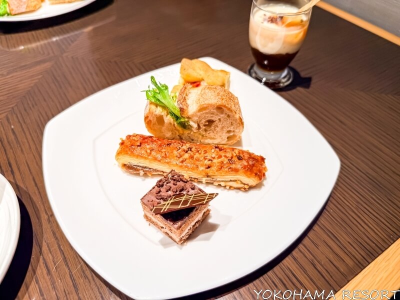 皿に盛り付けたティータイムのフード