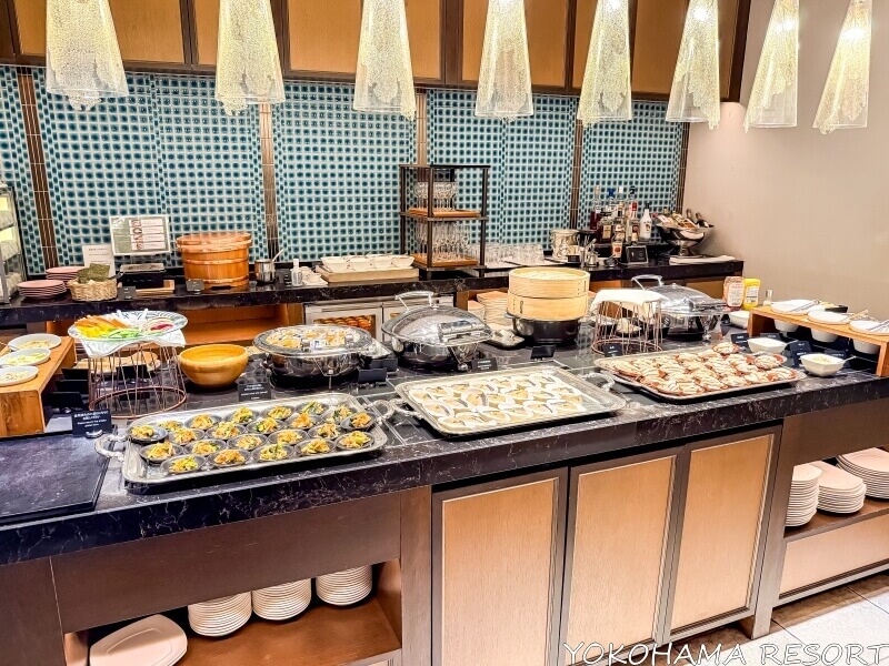 カクテルタイムのブッフェ台