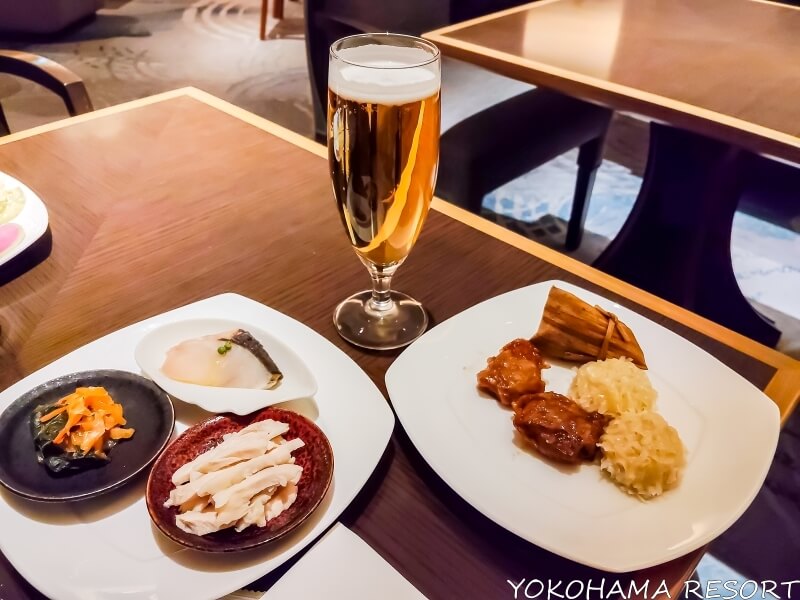 皿に盛り付けたフードとビール