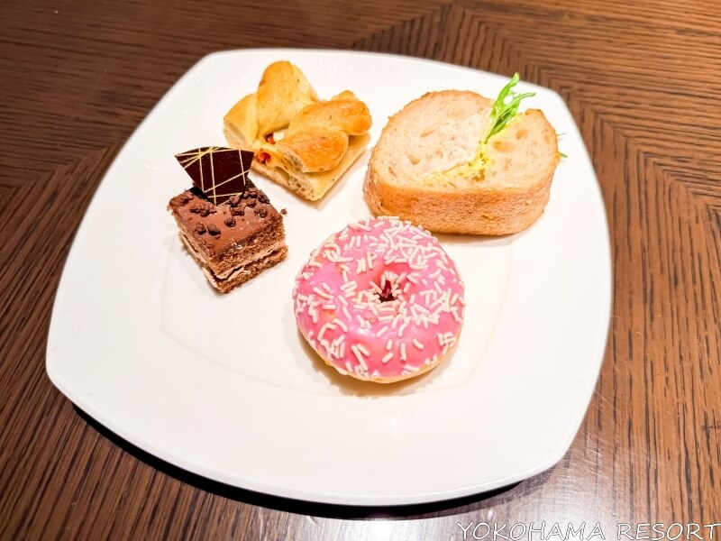 皿に盛り付けたティータイムのフード